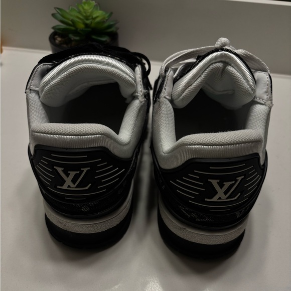 Black LV Embroidered Louis Vuitton Shoes - Picture 3 of 5